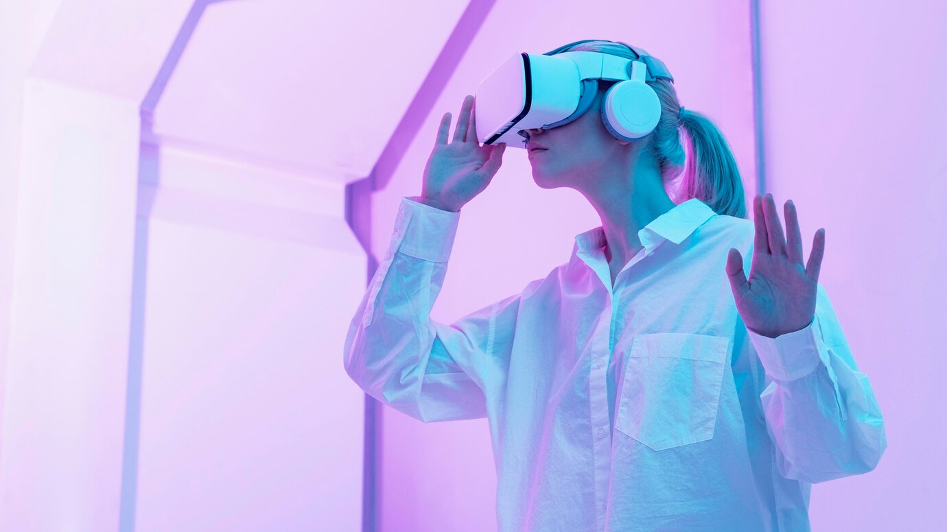 femme-portant-simulateur-realite-virtuelle_23-2148910259